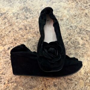 Like New Comfort Suede Ballerina Scrunch Low Wedge Heel | Size 8